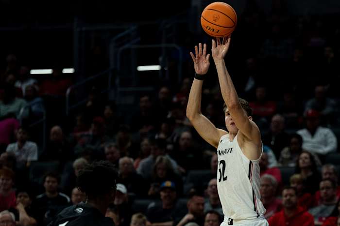 Cincinnati Bearcats forward Jarrett Hensley (32) hits a 3-pointer over Cleveland State Vikings guard Tae Williams (1) in the first half of the men s NCAA basketball game between the Cincinnati Bearcats and the Cleveland State Vikings at Fifth Third Arena in Cincinnati on Thursday, Nov. 10, 2022. Cleveland State Vikings At Cincinnati Bearcats
